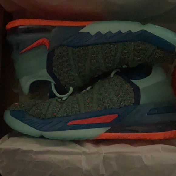 Lebron XVIII shoes brand new main image 4